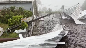 Clima - Temporal arranca telhados de dois colégios no Paraná, suspende aulas e muda local de votação de 3,2 mil eleitores
