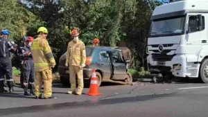 BR 373 - Motorista de carro morre em colisão frontal com caminhão no interior do PR